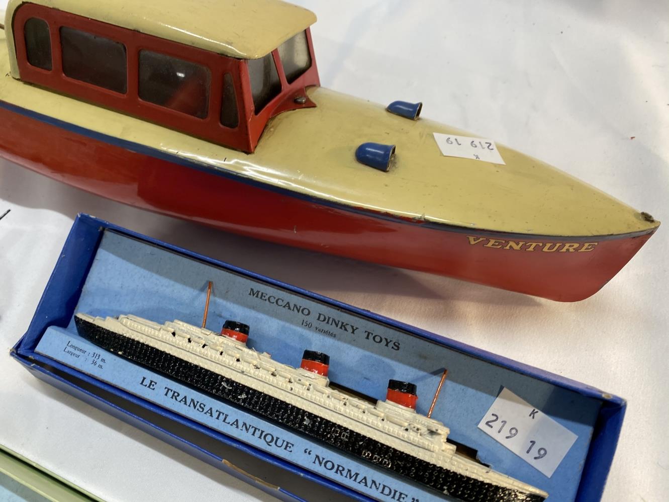 Toys: Clockwork speedboat 'Festive' produced by Hornby c1940s, with key and rudder. Plus boxed Dinky - Image 4 of 4