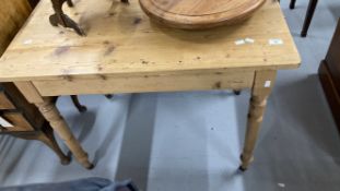 19th/early 20th cent. Pine kitchen table on turned supports on castors. 38ins. x 25ins. x 29½ins.