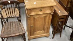 Early 20th cent. Pine bedside cabinet, 32ins. x 17½ins. x 14ins. Small mahogany drop leaf side