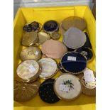 Ladies Vanity Ware: Collection of powder compacts mainly Stratton and Vogue, includes hand painted