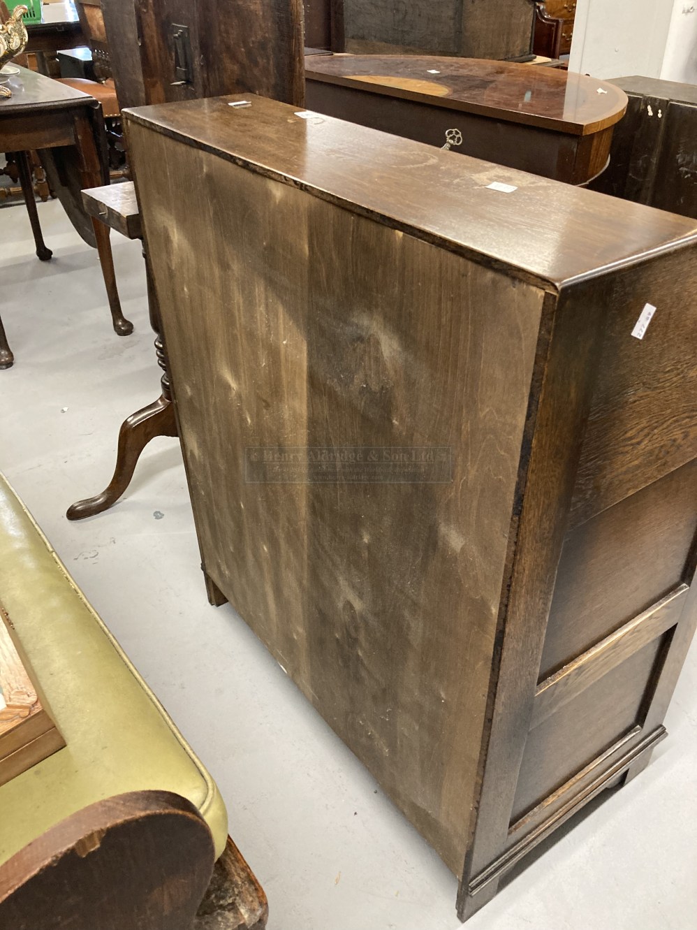 20th cent. Oak bureau with carved linen fold panels to top and carved decoration to top drawer - Image 3 of 3