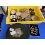 Ladies Vanity Ware: Collection of powder compacts mainly Stratton and Vogue, includes hand painted
