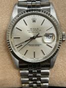 Watches: Gentleman's Rolex Datejust chronometer wrist watch stainless steel silver coloured baton