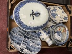 19th cent. Chinese large tureen 14ins, plus blue and white oval dishes on stand x 2, blue and