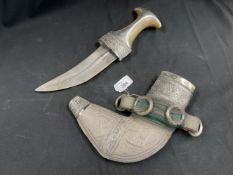 Militaria: Very ornate silver presentation Khanjar dagger, the bone handle, silver mounted in it's