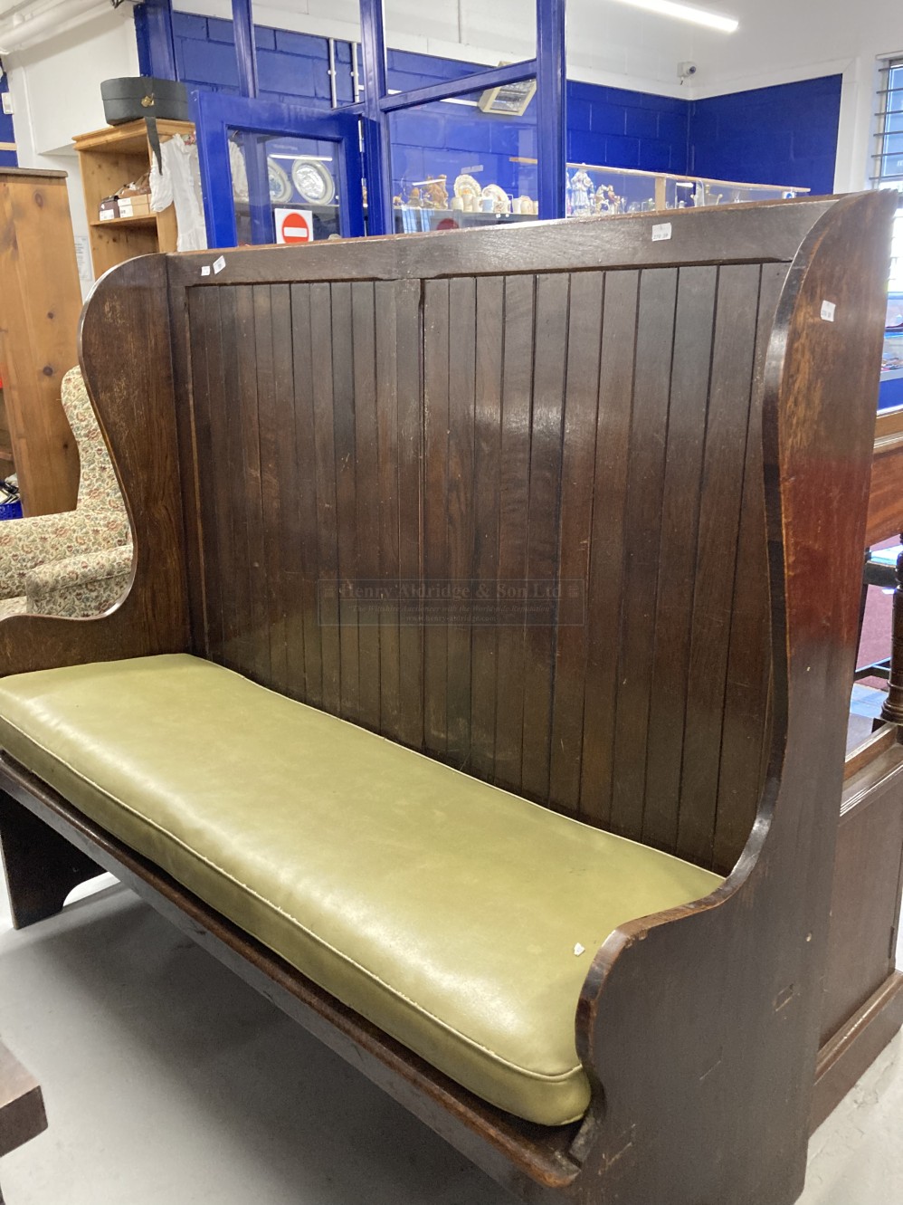 Early 20th cent. Oak kitchen settle with squab cushion. 60ins. x 22ins. x 54ins.