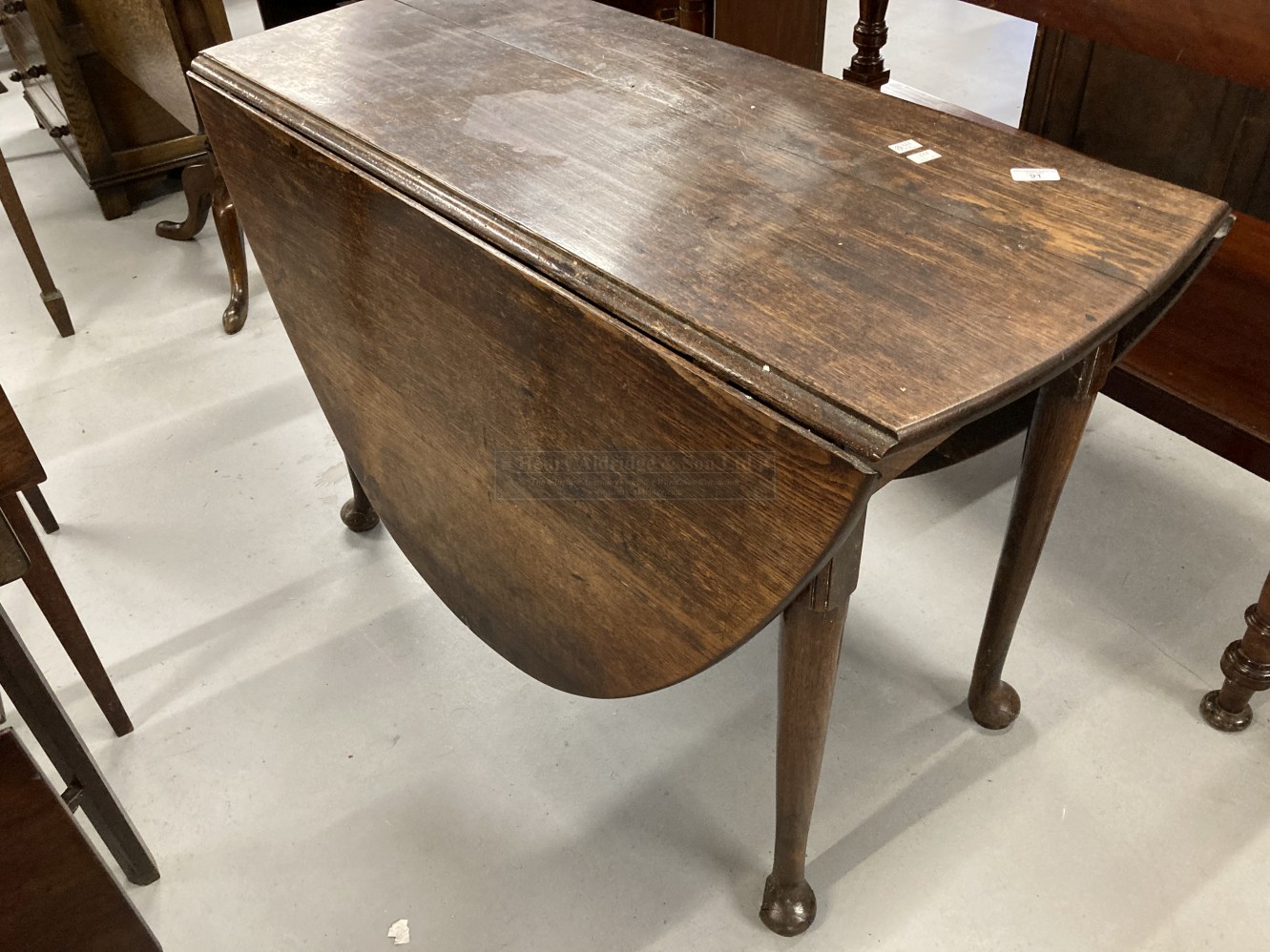 18th cent. Drop leaf table on tapering supports ending on pad feet. 41ins.