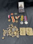 Militaria: Mixed lot to include WWII 39-45 Star, Italy Star, Defence, 39-45 Medal and Africa Star,