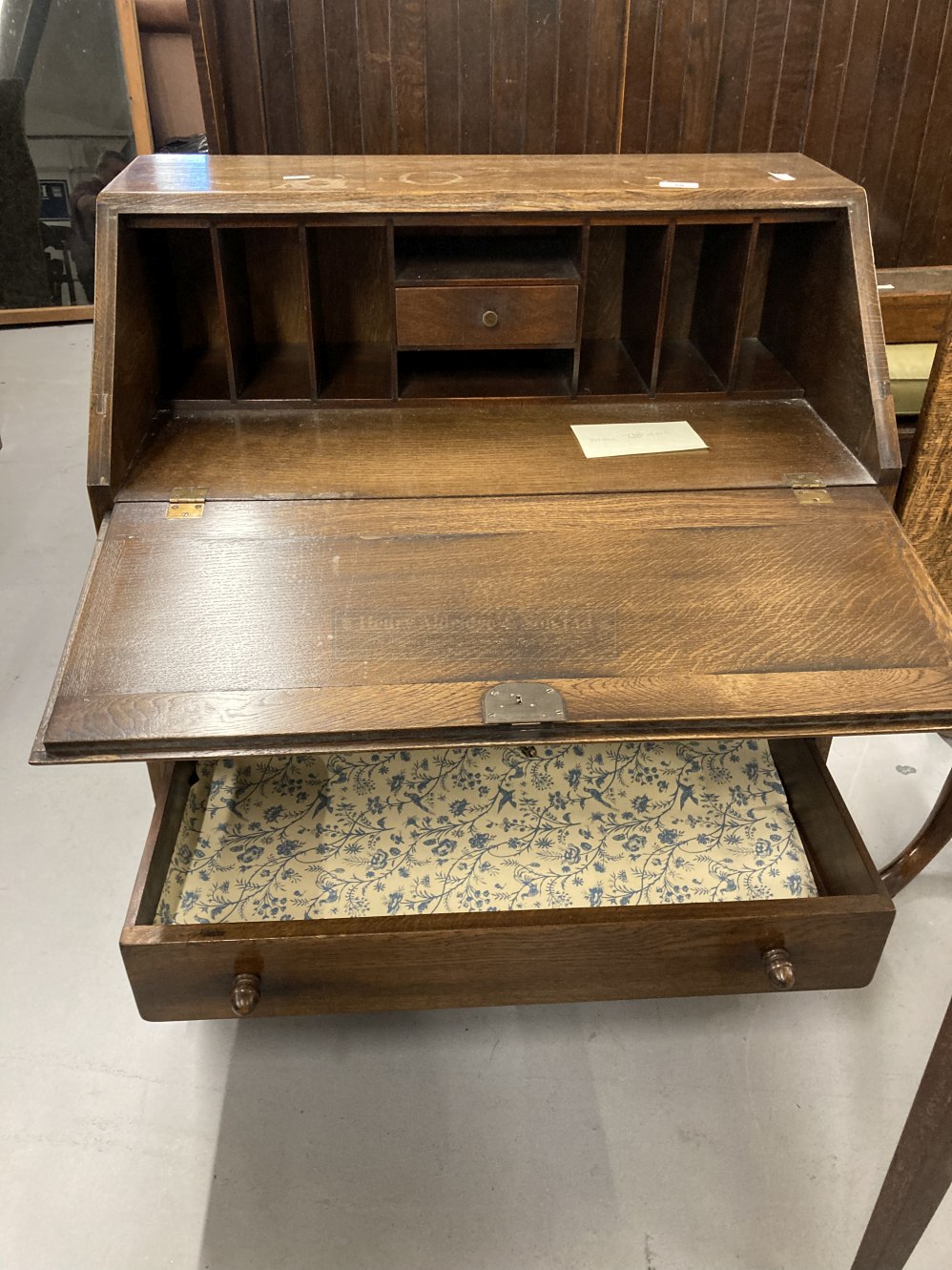 20th cent. Oak bureau with carved linen fold panels to top and carved decoration to top drawer - Image 2 of 3