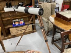 Scientific Instruments: Late 20th cent. Prinz Astral 500 Telescope on it's adjustable wooden tripod,