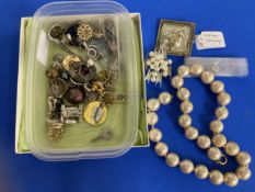 Costume Jewellery: From the personal collection of General Sir John Akehurst KCB CBE. Necklet,