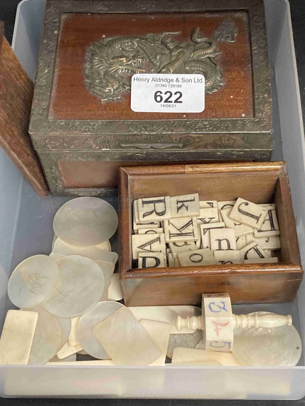 19th cent. Games: Chinese mother of pearl engraved and ivory games markers x 29, plus oak boxed - Image 6 of 6