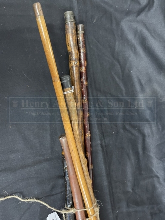 Walking sticks x 4, and clubs x 2. (6) - Image 4 of 4