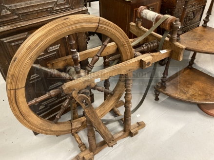 19th cent. Beech wool spinning wheel. 30ins. x 31ins. x 10ins.