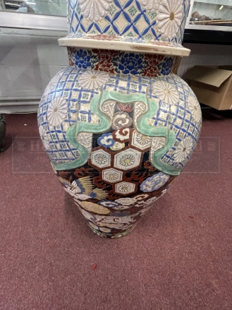 Late 19th cent. Japanese pottery ovoid vase and cover decorated with dragons and chrysanthemums. A/ - Image 6 of 7