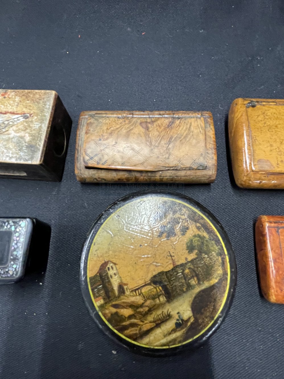 19th cent. Snuff boxes, three treen and two papier mache boxes. (5) Plus matchbox cover. - Image 3 of 4