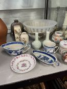 19th/20th cent. Chinese ceramics: Blue and white sauce boats x 2, lidded jar, bowl, a pair of