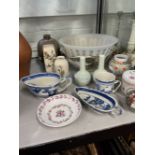 19th/20th cent. Chinese ceramics: Blue and white sauce boats x 2, lidded jar, bowl, a pair of