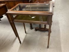 Early 20th cent. Mahogany and inlaid Bijouterie display cabinet on tapering spade supports. 25ins. x