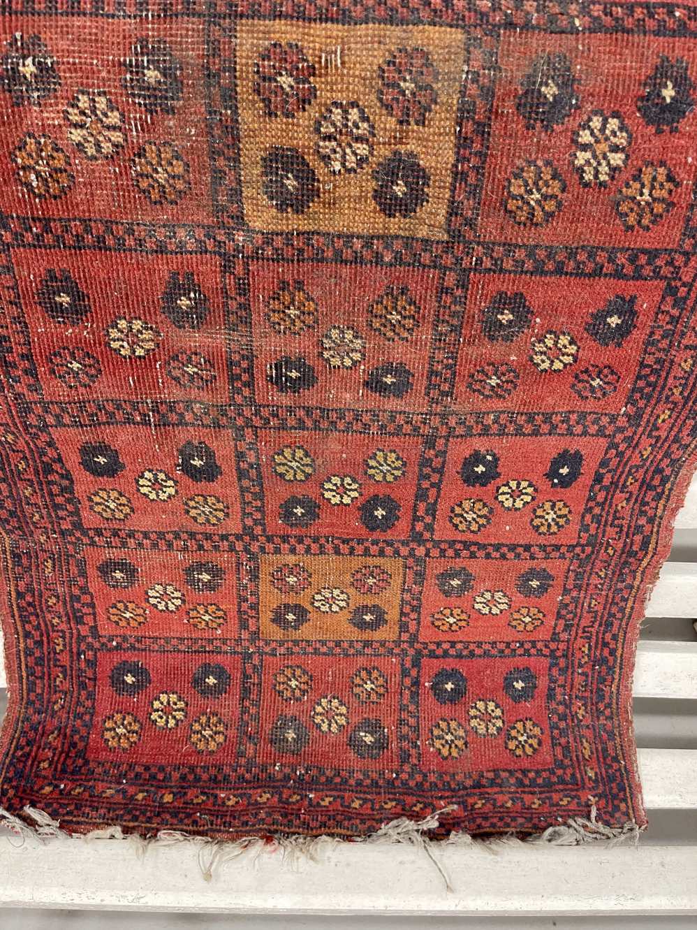 Carpets & Rugs: 20th cent. Turkman woolen carpet, red ground, six borders, geometric stylised - Image 3 of 4