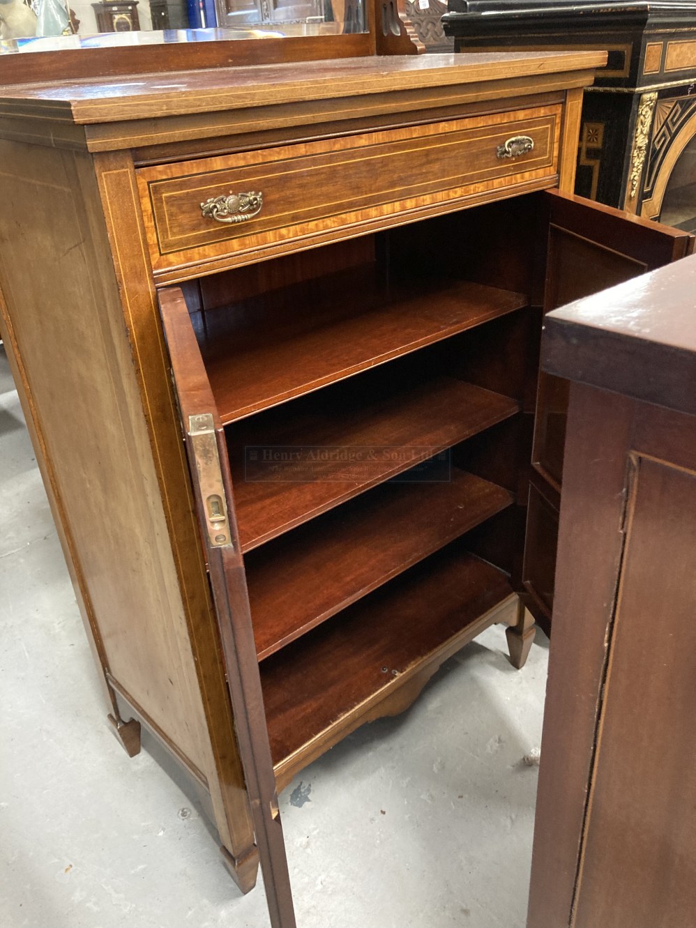 Early 20th cent. Sheraton revival dwarf mahogany mirror back chiffonaire with inlaid boxwood and - Image 2 of 4