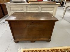 Late 19th/early 20th cent. Oak blanket box with brass carrying handles. 30ins. x 21ins. x 18ins.