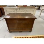 Late 19th/early 20th cent. Oak blanket box with brass carrying handles. 30ins. x 21ins. x 18ins.