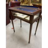 Early 20th cent. Mahogany and inlaid Bijouterie display cabinet on tapering spade supports. 25ins. x