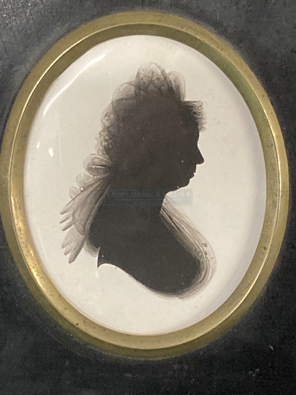 18th cent. Silhouettes of women in papier mache frames, one bears an old collection label on the - Image 2 of 4