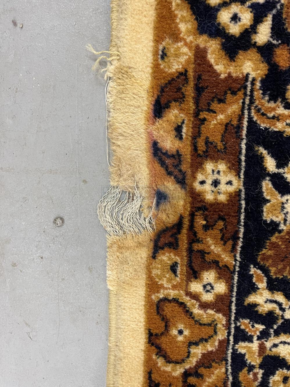 Carpets & Rugs: 20th cent. Carpet Iranian, Tehran, worsted wool, ivory ground, with large central - Image 2 of 2