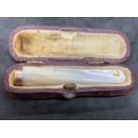 Cigarette holder, mother of pearl with a 9ct gold band hallmarked London, in a fitted leather case.