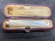 Cigarette holder, mother of pearl with a 9ct gold band hallmarked London, in a fitted leather case.