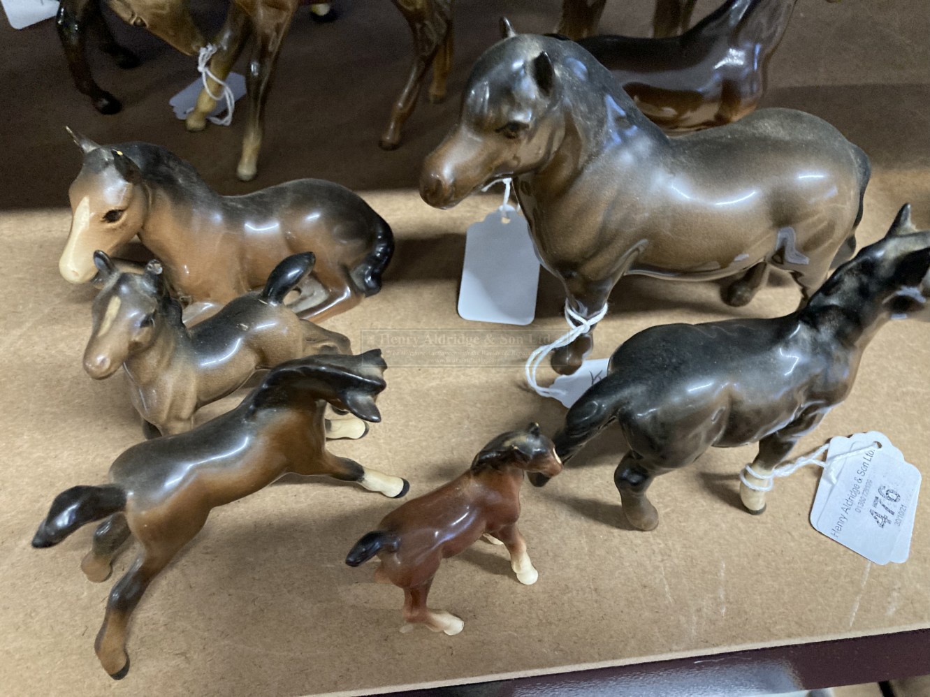 20th cent. ceramics: Beswick Shire Horse Standing No. 818, Foal No. 915 A/F, Bay Foal Standing, - Image 3 of 3