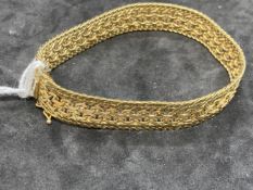 Hallmarked Jewellery: 18ct. yellow gold fancy mesh link box snap with a figure of eight safety