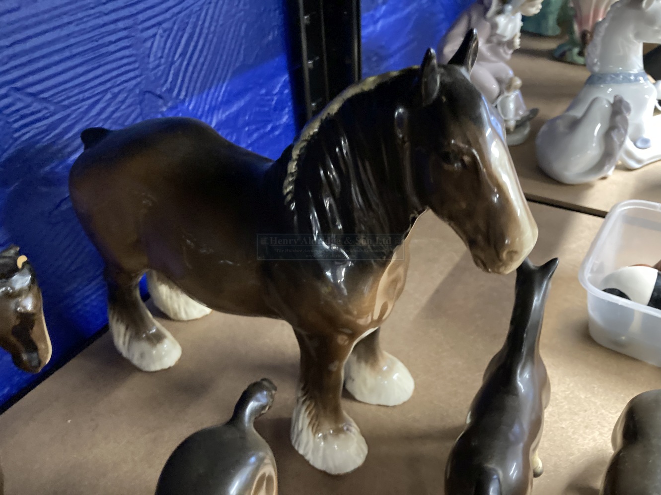 20th cent. ceramics: Beswick Shire Horse Standing No. 818, Foal No. 915 A/F, Bay Foal Standing, - Image 2 of 3