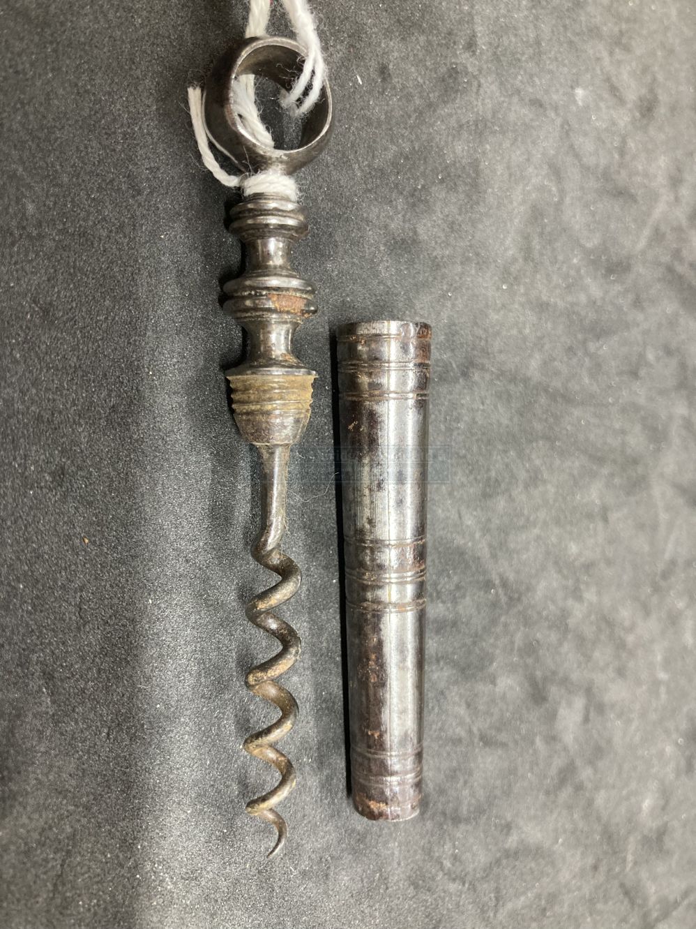 Corkscrews/Wine Collectables: 19th cent. English (German steel) cylindrical pocket helix screw. - Image 2 of 2