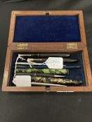 Pens & Pencils: Parker Duofold black 14K nib, Wyvern green marbled No. 8 Platinum Deluxe, green