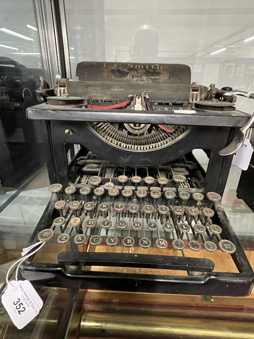 Typewriters: Early 20th cent. Lyman C. Smith (pre Corona) black Japanned.