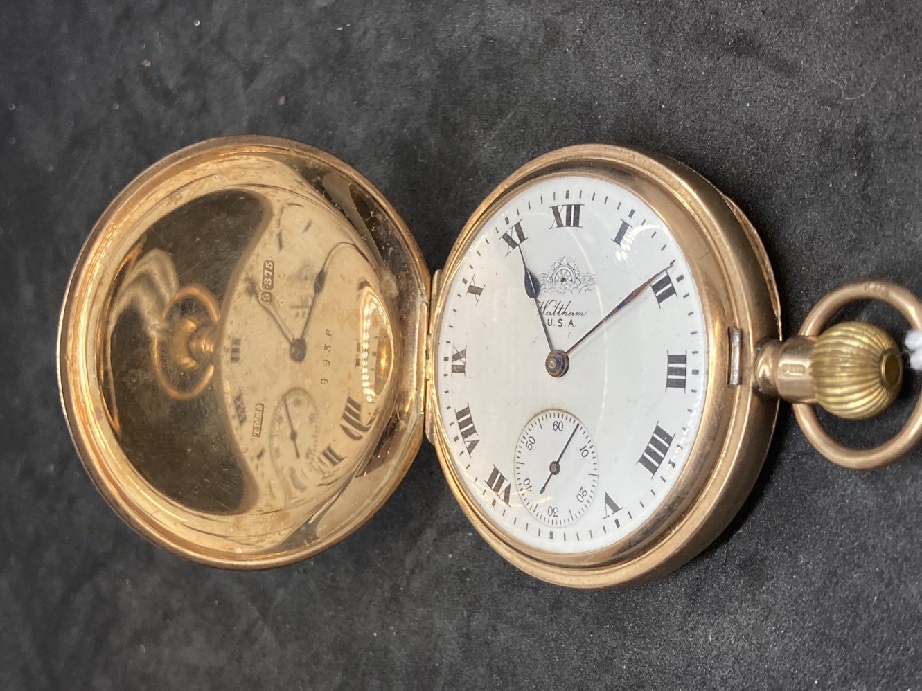 Hallmarked 9ct gold Waltham full hunter pocket watch, white dial, black Roman numerals with a second