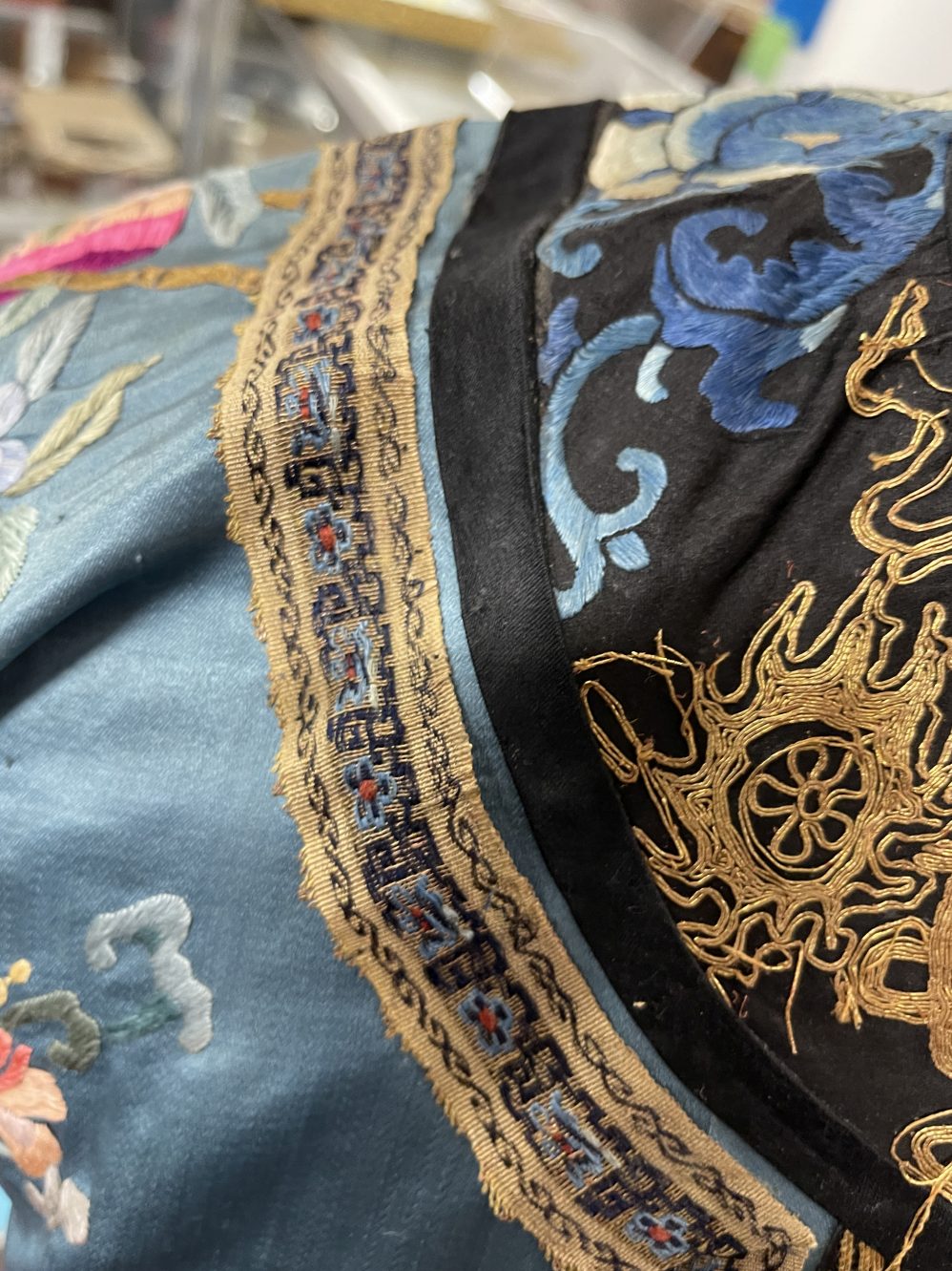 19th cent. Embroidered silk robe decorated with floral sprays and baskets of flowers on a light blue - Image 6 of 7