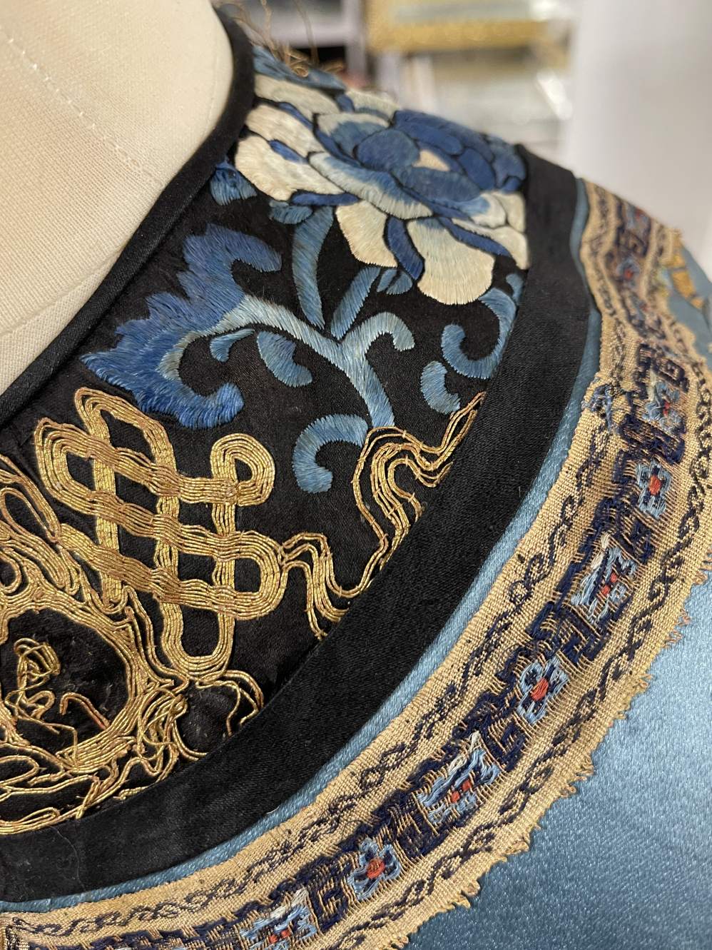 19th cent. Embroidered silk robe decorated with floral sprays and baskets of flowers on a light blue - Image 5 of 7