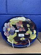 20th cent. Ceramics: Moorcroft charger, 'Anemone', dark blue background, deep purple and pink