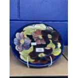 20th cent. Ceramics: Moorcroft charger, 'Anemone', dark blue background, deep purple and pink