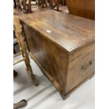 Late 19th/early 20th cent. Oak blanket box with brass carrying handles. 30ins. x 21ins. x 18ins.