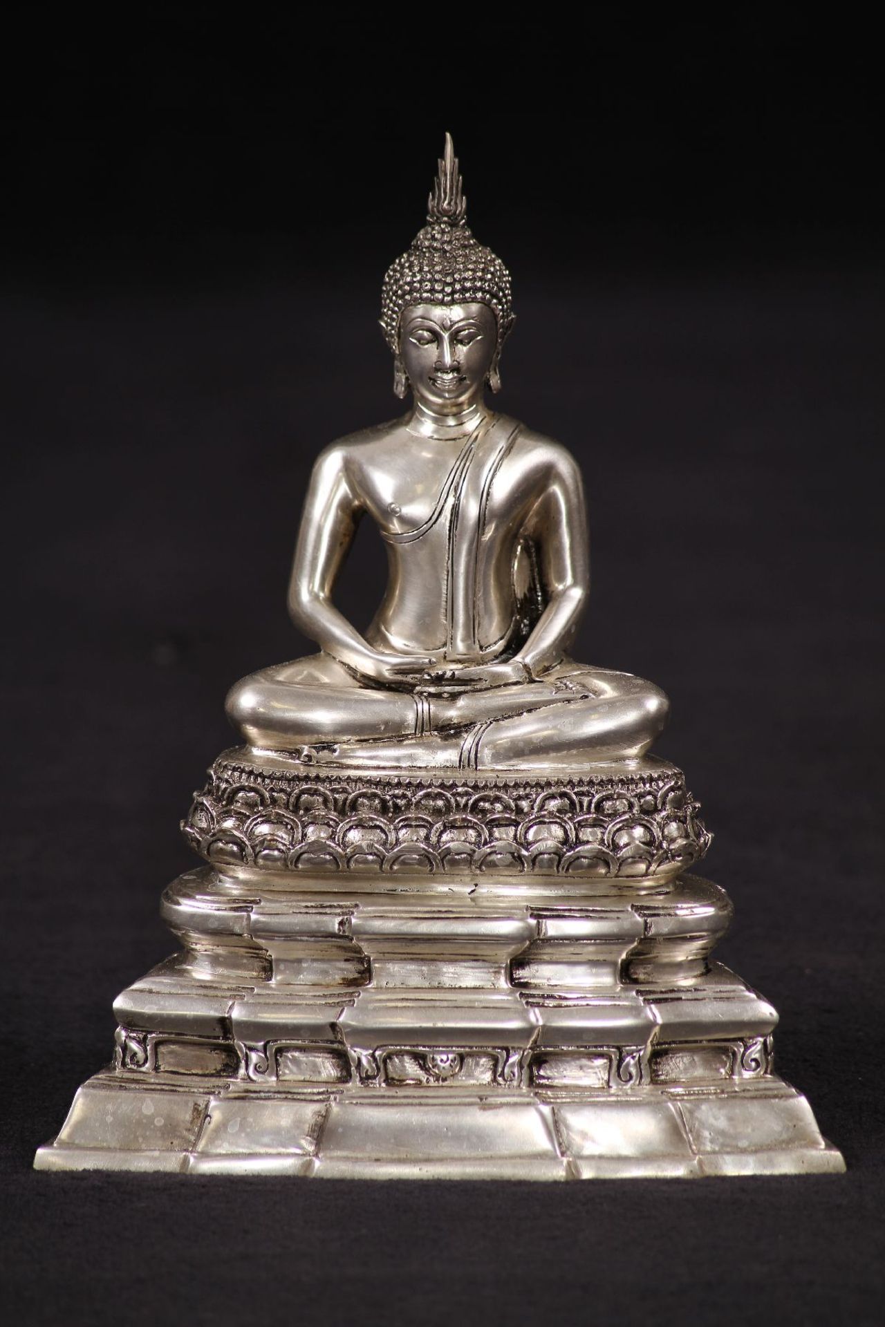 Buddha auf getrepptem Sockel, Bronze, silberfarben,