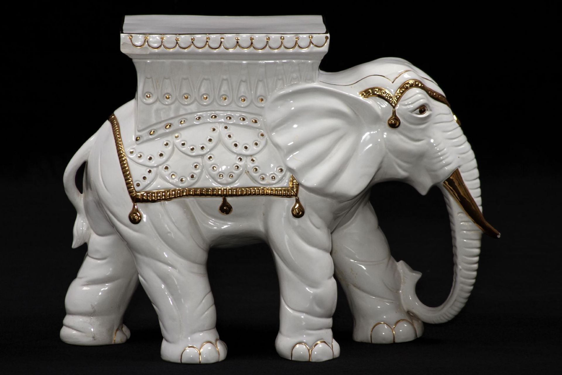 Elefant als Blumenhocker, Keramik, weiß glasiert,