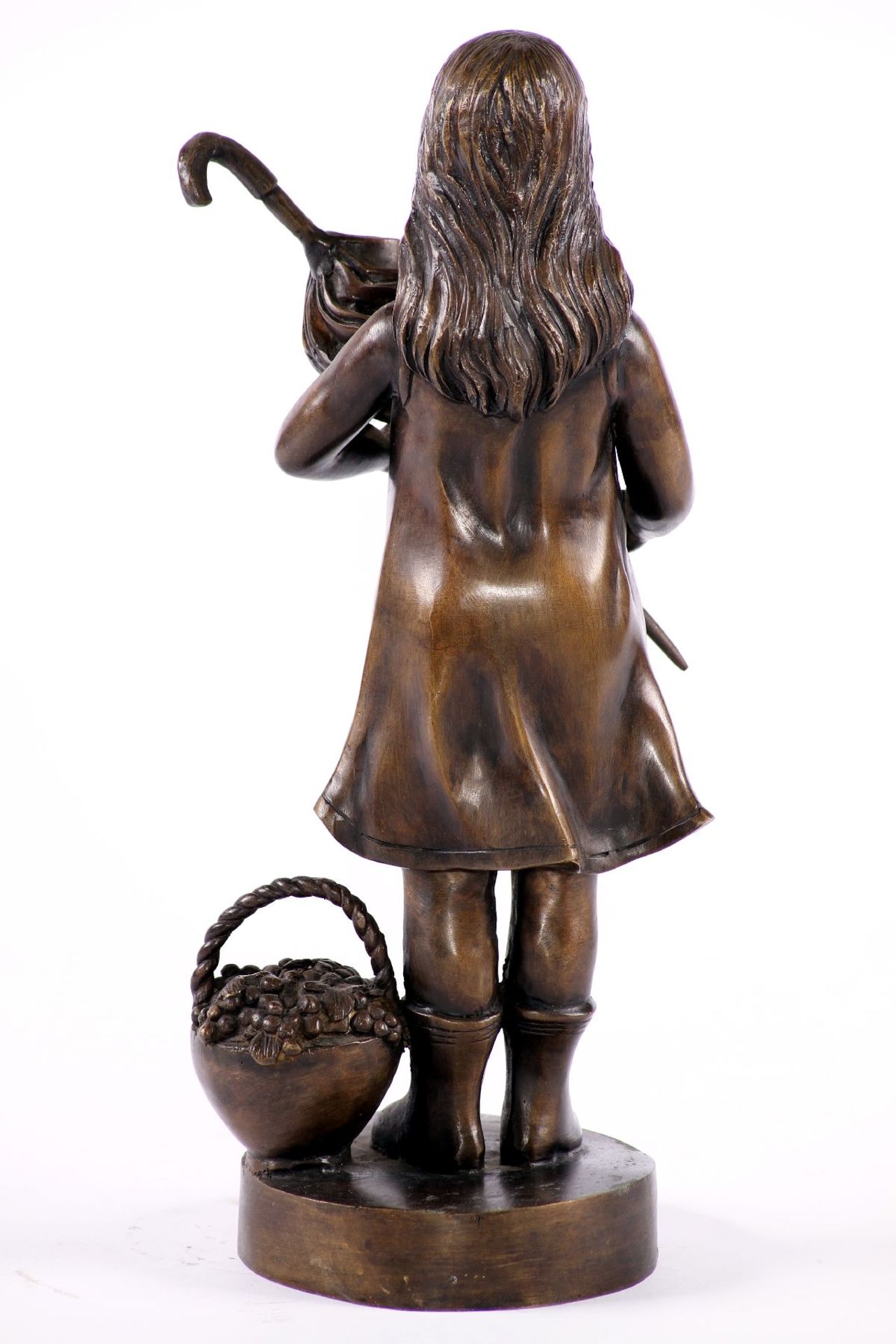 Mädchen mit Schirm, Bronze, anthrazitfarben patiniert,