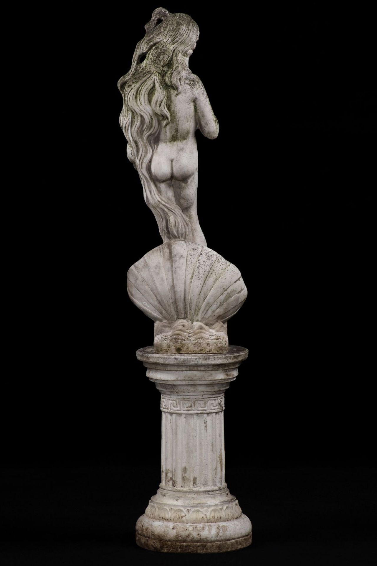 Aphrodite, Kunst.- bzw. Steinguss, auf Säule, patiniert,