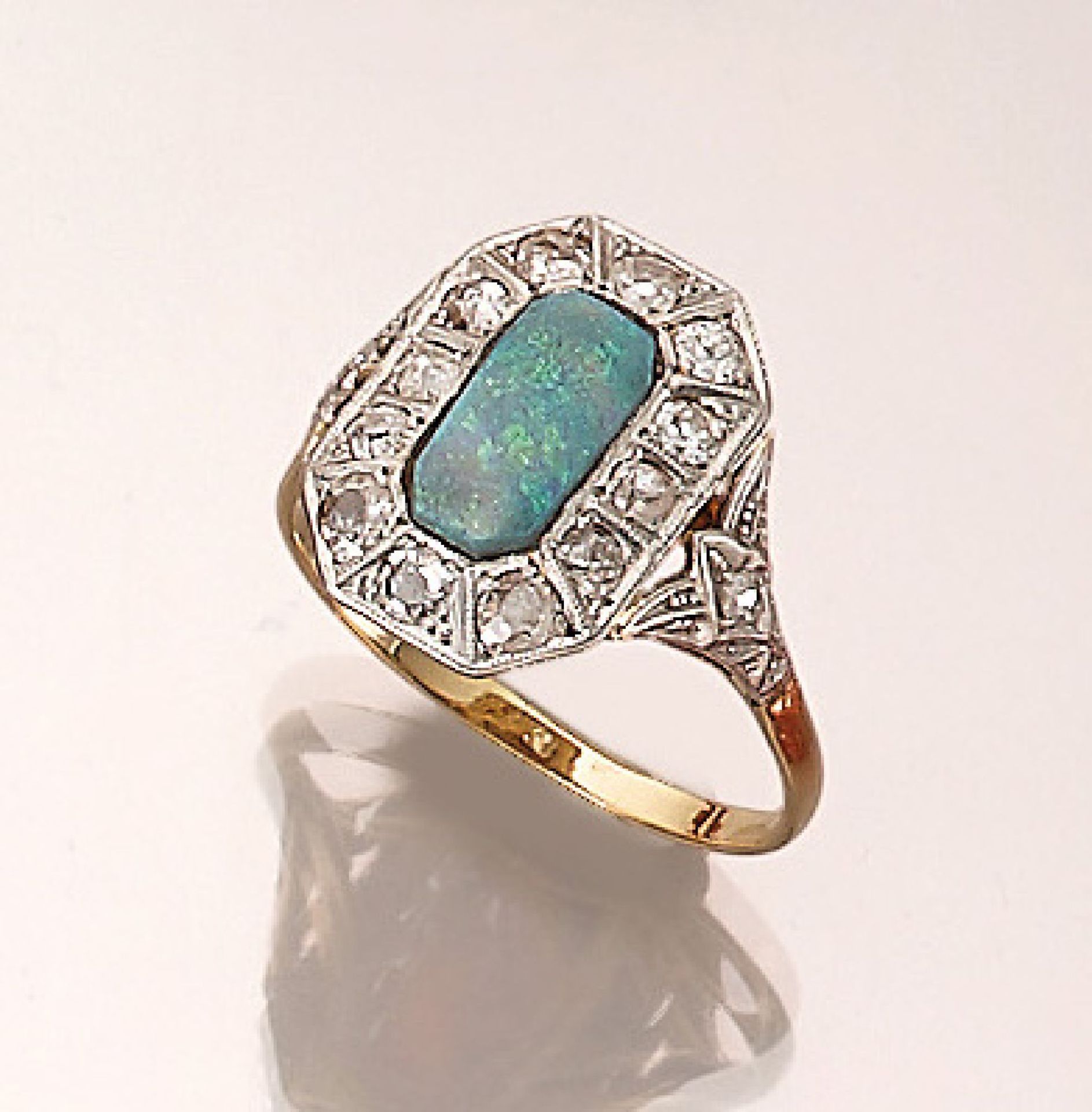 Ring mit Opal und Diamanten, GG 750/000 und Platin, um