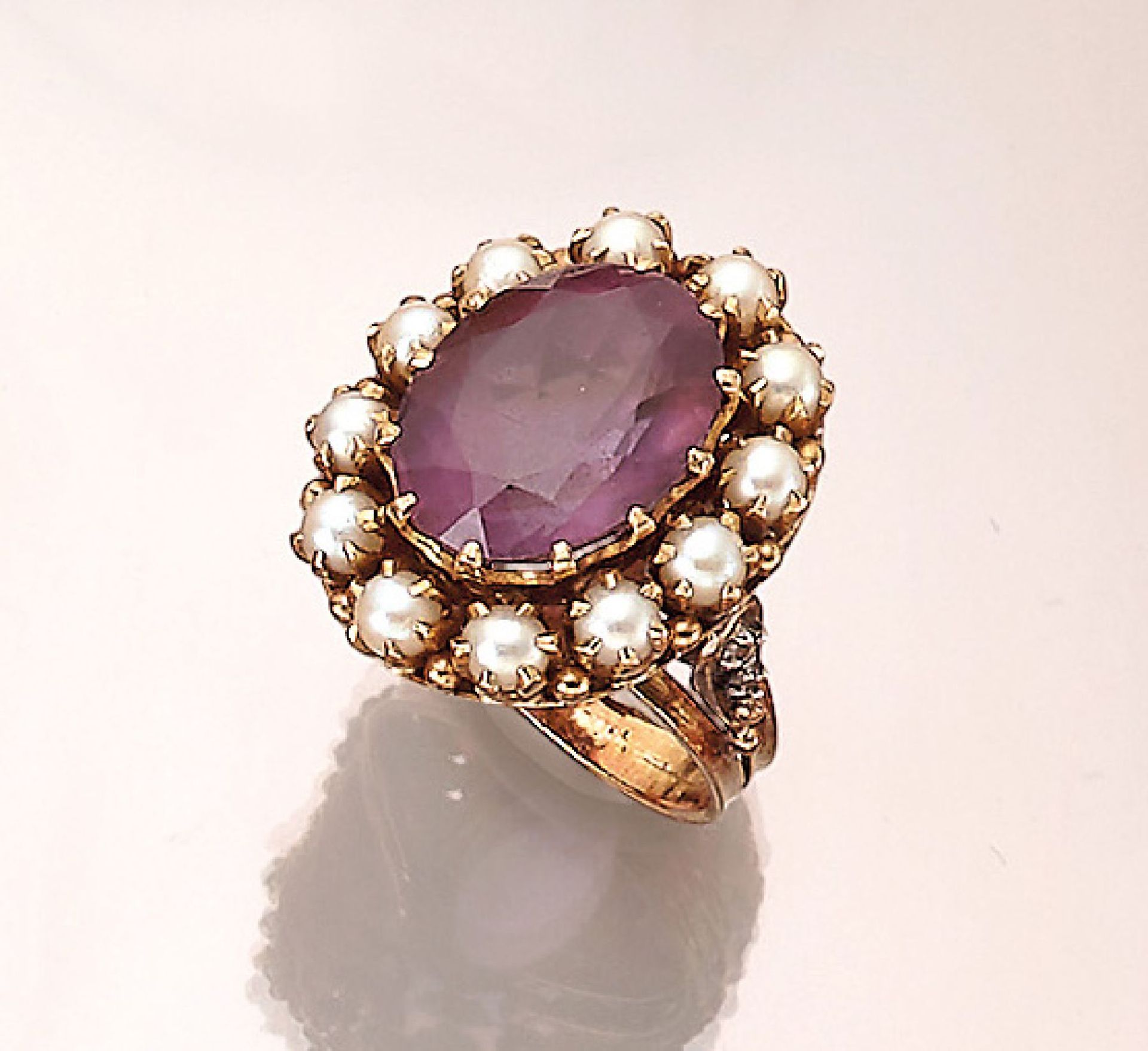 18 kt Gold Ring mit Amethyst und Perlen, deutsch um